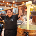 Préparation d'aligot aux Journées d'Octobre de Mulhouse